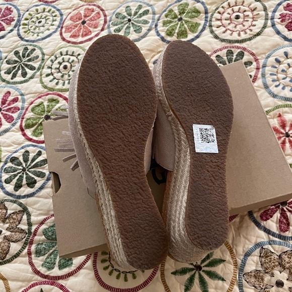 Ugg Australia Danes Wedge Suede Fringe Sandals, New in Box, Size 7.5, Be… - Picture 3 of 6